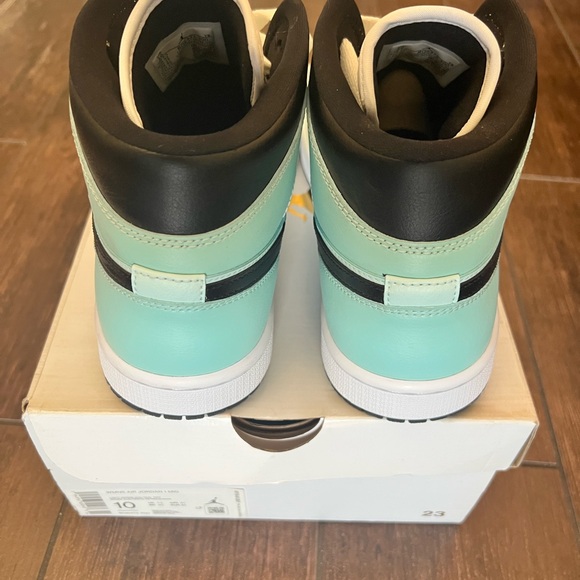 Women’s Air Jordan one mid size 10 men’s size 8 1/2 - Picture 4 of 5